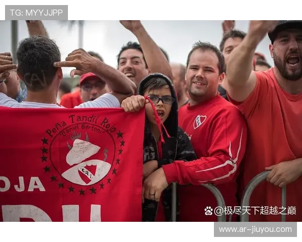 英超俱乐部开放训练日，数千球迷现场互动