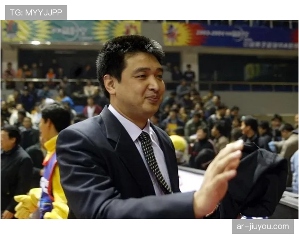 北控男篮主帅闵鹿蕾因身体不适缺席一场比赛，由助理教练临时指挥